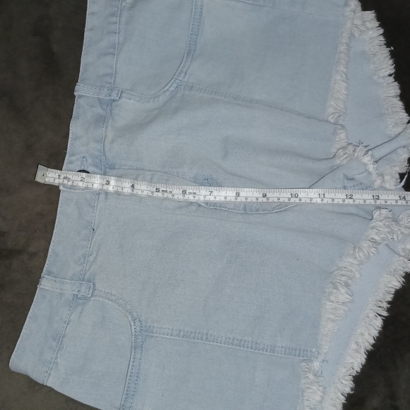 Women's Large frayed  jeans shorts. - Picture 2 of 7